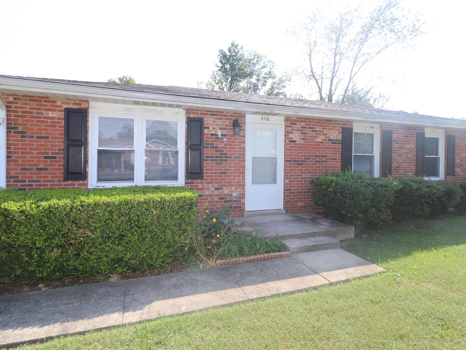 3 bed, 1.0 bath, 1188 sqft, $1,350 — Photo 2
