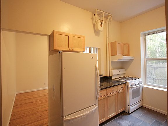 3rd image of 19 Christopher St APT 1