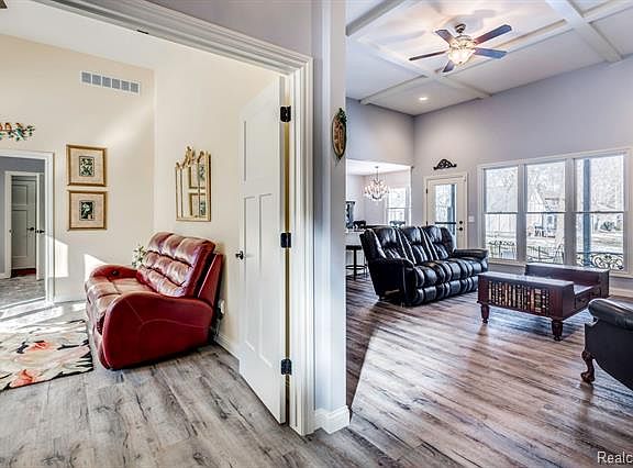 5th image of 4292 Greenview Cir