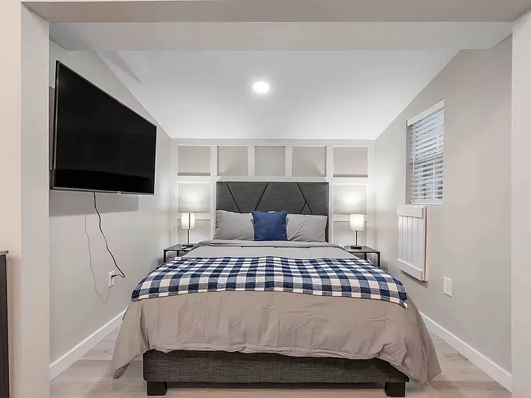 401 Gilbert St #B — Photo 6
