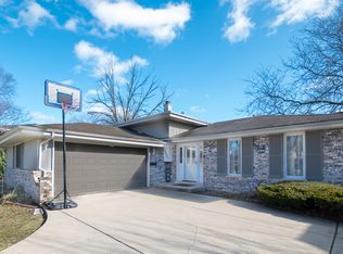 3321 N Manor Dr, Lansing, IL