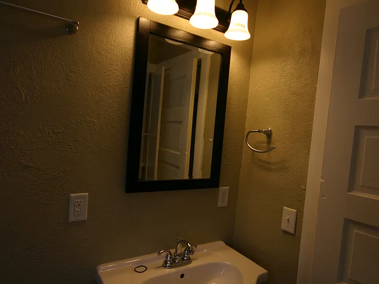 1123 W North St — Photo 6