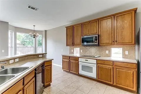 2700 Thorncreek Ln — Photo 12