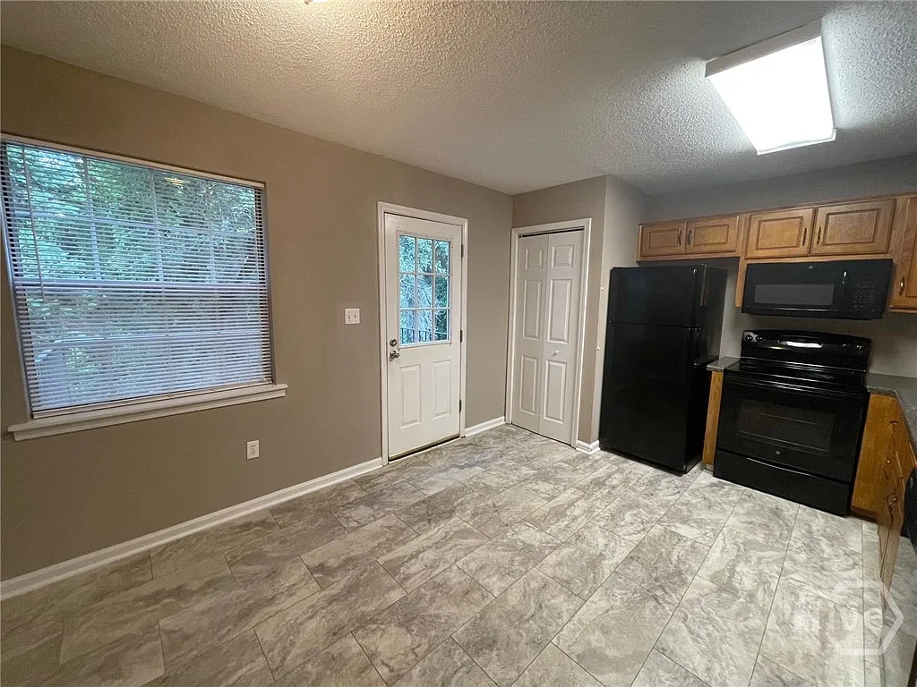 4 bed, 2.0 bath, 2048 sqft, $1,900 — Photo 2
