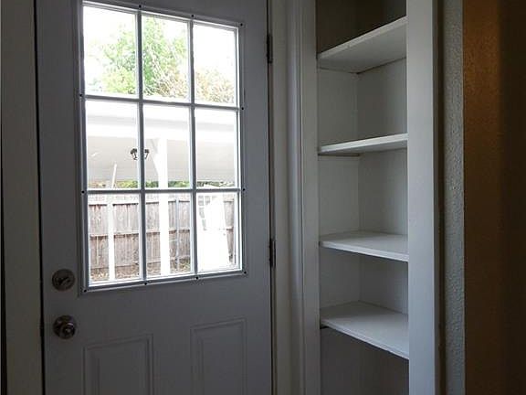 5th image of 705 Live Oak St