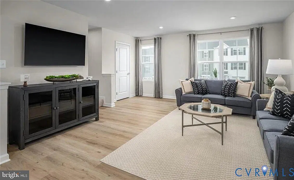 3 bed, 2.5 bath, 1220 sqft, $2,250 — Photo 3