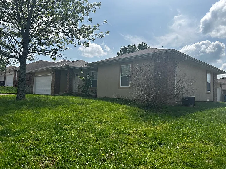 1821 N Laurel Hill Dr — Photo 3