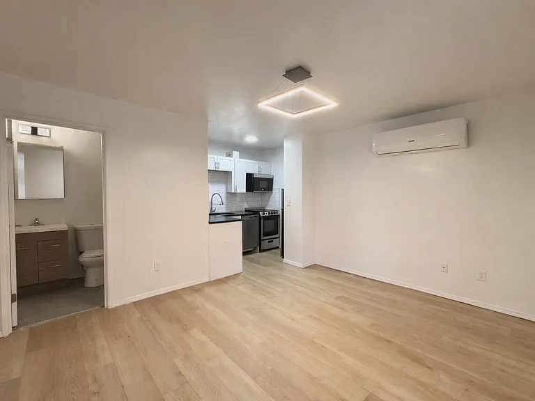 139 E Clifton Ave — Photo 2