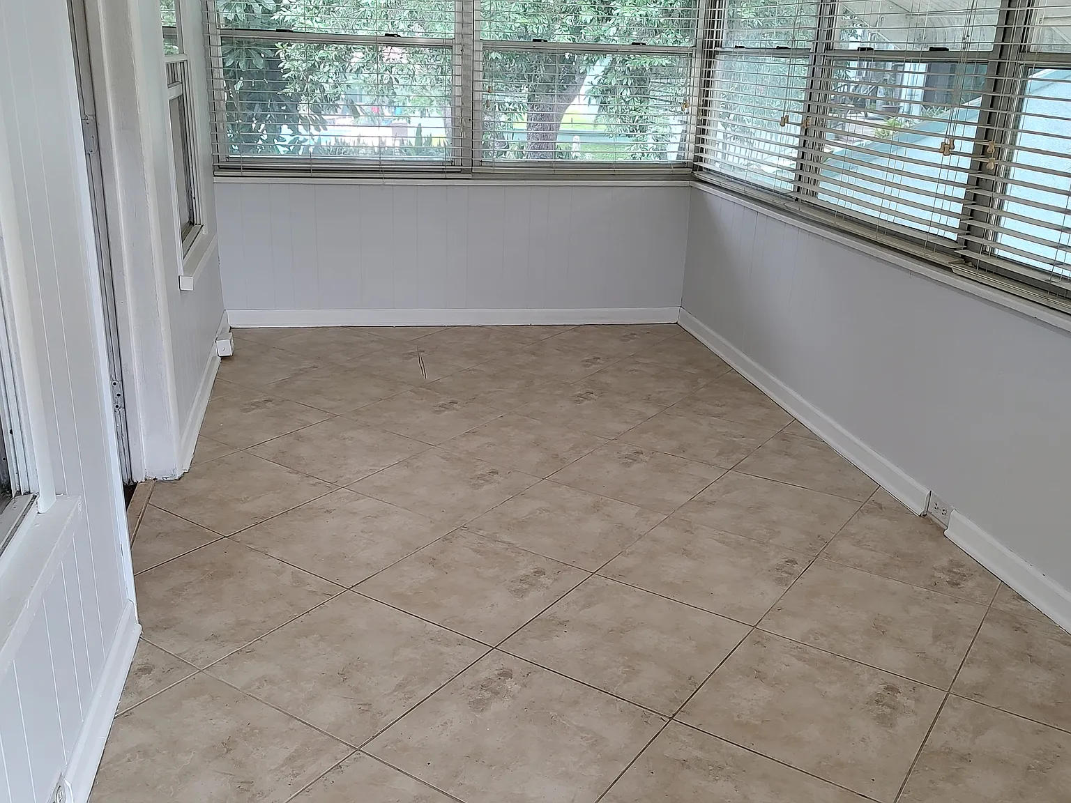 1641 Lakeview Dr — Photo 1