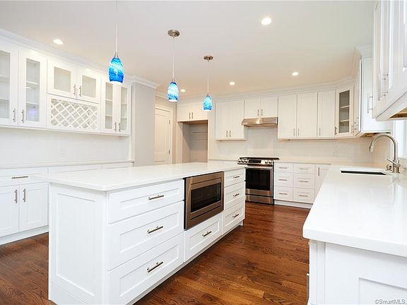 4th image of 330 Brewster St