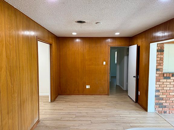 3rd image of 5425 46th St