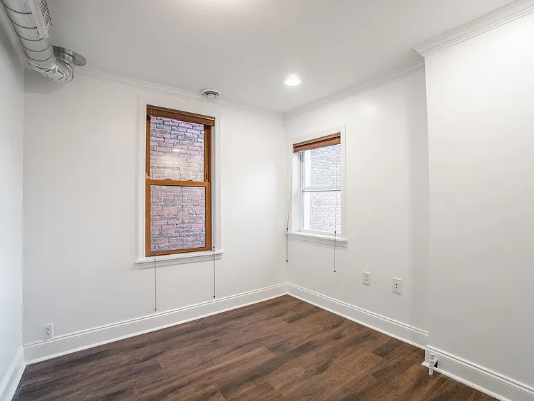 2407 Sarah St — Photo 12