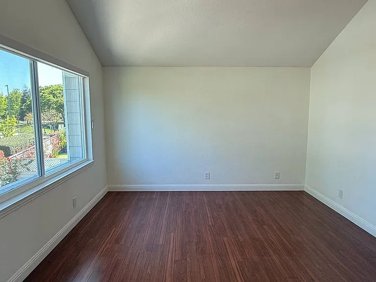 704 Newport Cir — Photo 10