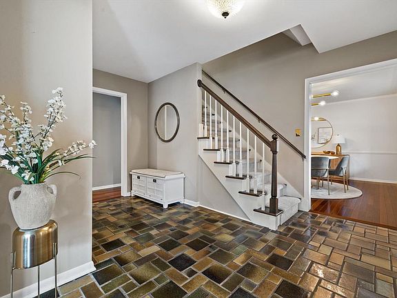 4th image of 1 Shorewood COURT