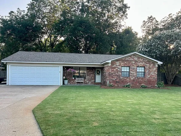 126 Lilac Dr, Leland, MS 38756