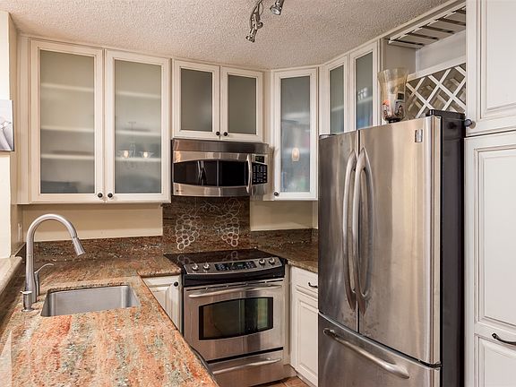 4th image of 1885 Diamond St #236