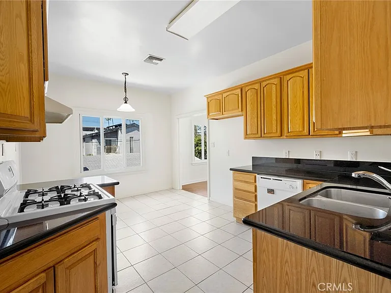 216-218 E Windsor Rd #3 — Photo 9