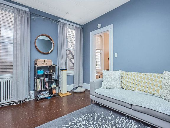 3rd image of 221 Jane St