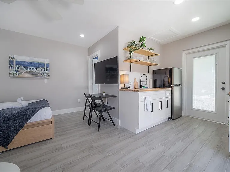 2916 W Collins St — Photo 45