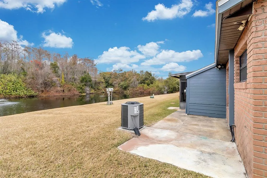 3 bed, 2.0 bath, 1126 sqft, $2,000 — Photo 4