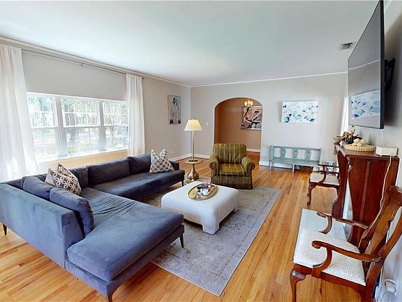 4th image of 300 Bromley Pl