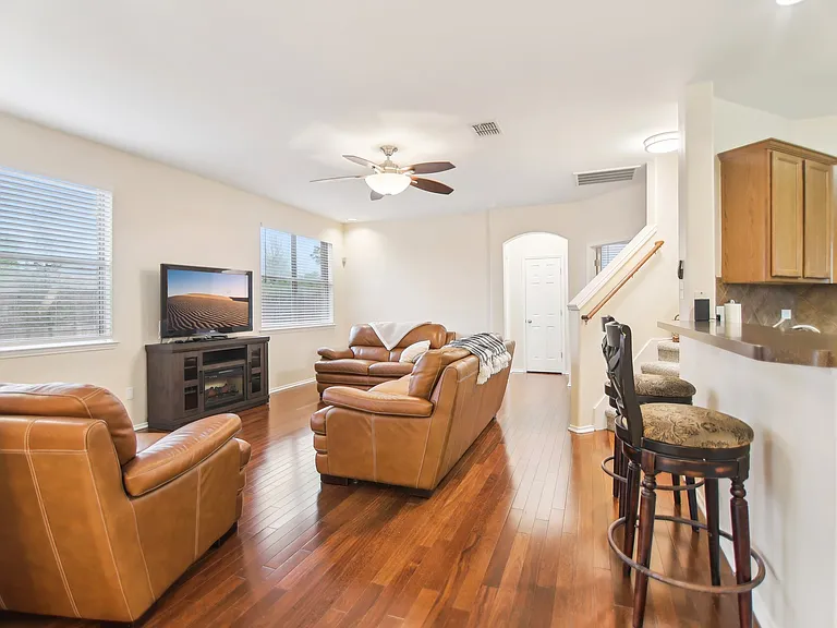 208 Wenrick Dr — Photo 3