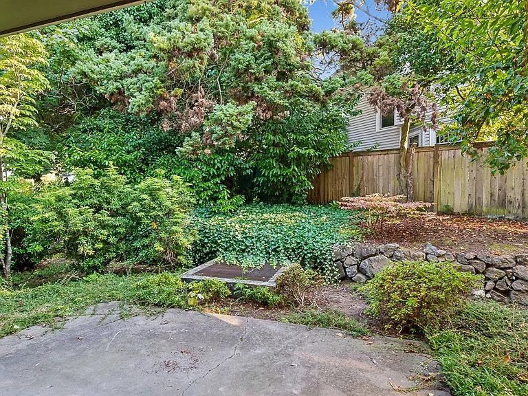 2-Bedroom Apartment for Rent at North Admiral Court - West Seattle — Photo 21