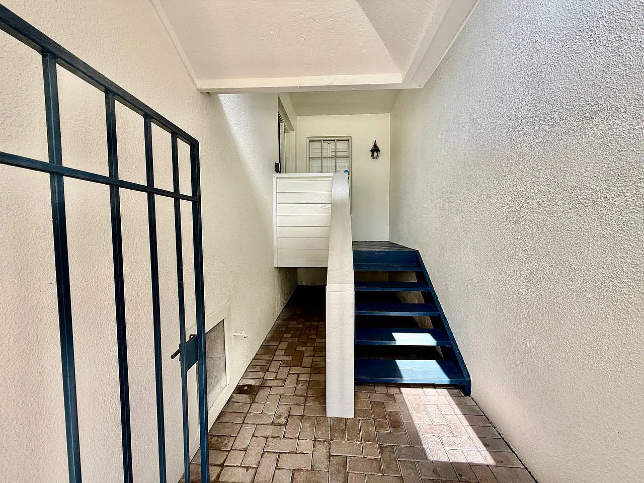 3 bed, 2.5 bath, 1669 sqft, $3,400 — Photo 2