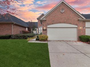 39425 Village Run Dr, Northville, MI 48168