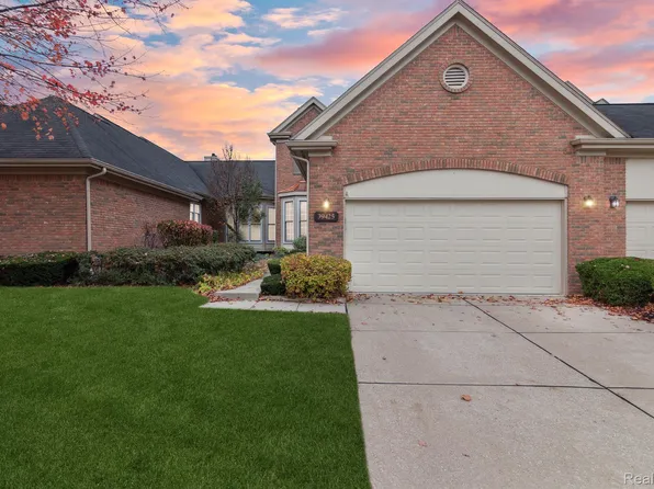 39425 Village Run Dr, Northville, MI 48168