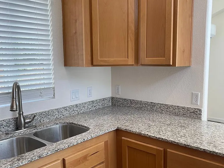 2646 Sharon Ave — Photo 8
