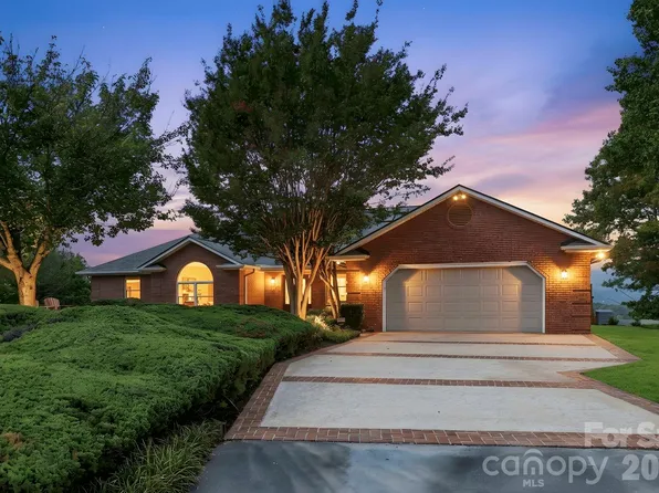 244 Mountain Valley Dr, Hendersonville, NC 28739