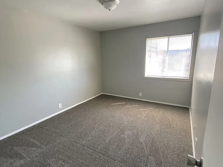 August Place Apartments — Photo 18