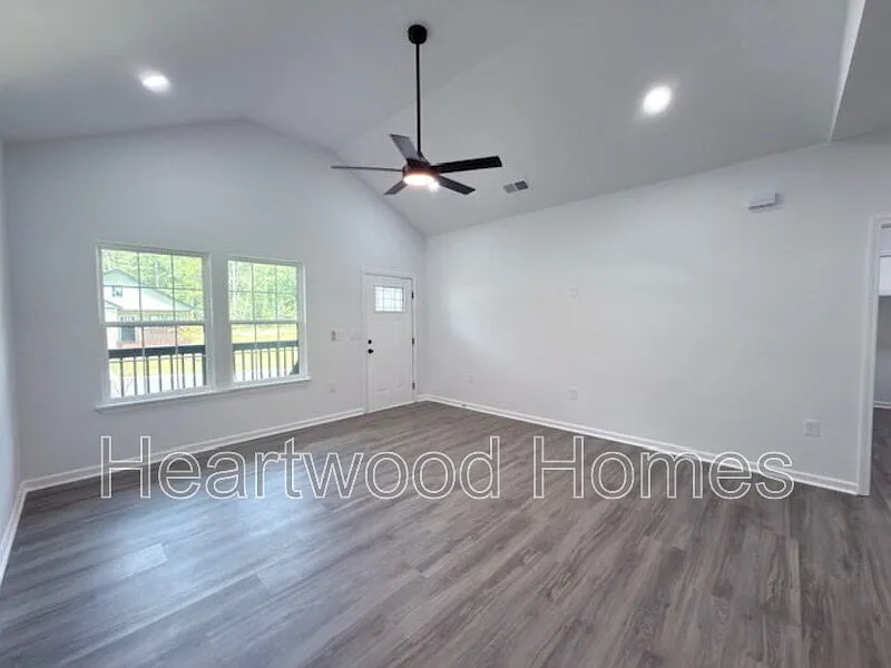 3 bed, 2.0 bath, 1282 sqft, $1,900 — Photo 3