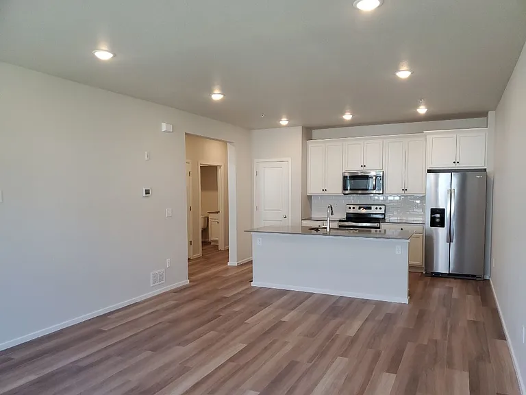 Spacious and Open Condo w/ Modern Finishes — Photo 7