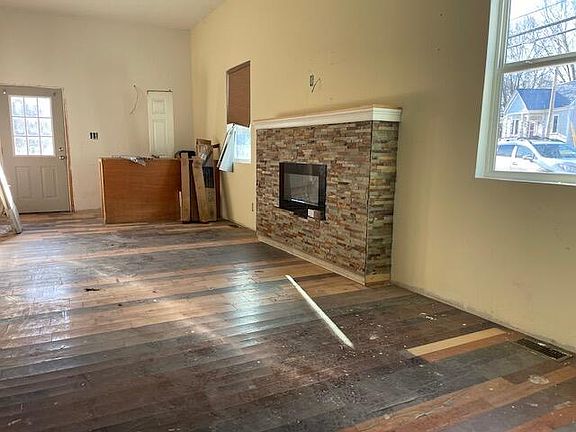 3rd image of 204 N Vance Dr
