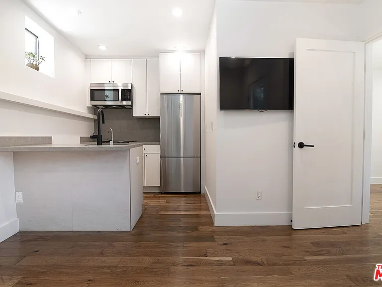 2553 1/2 Glen Green St — Photo 11