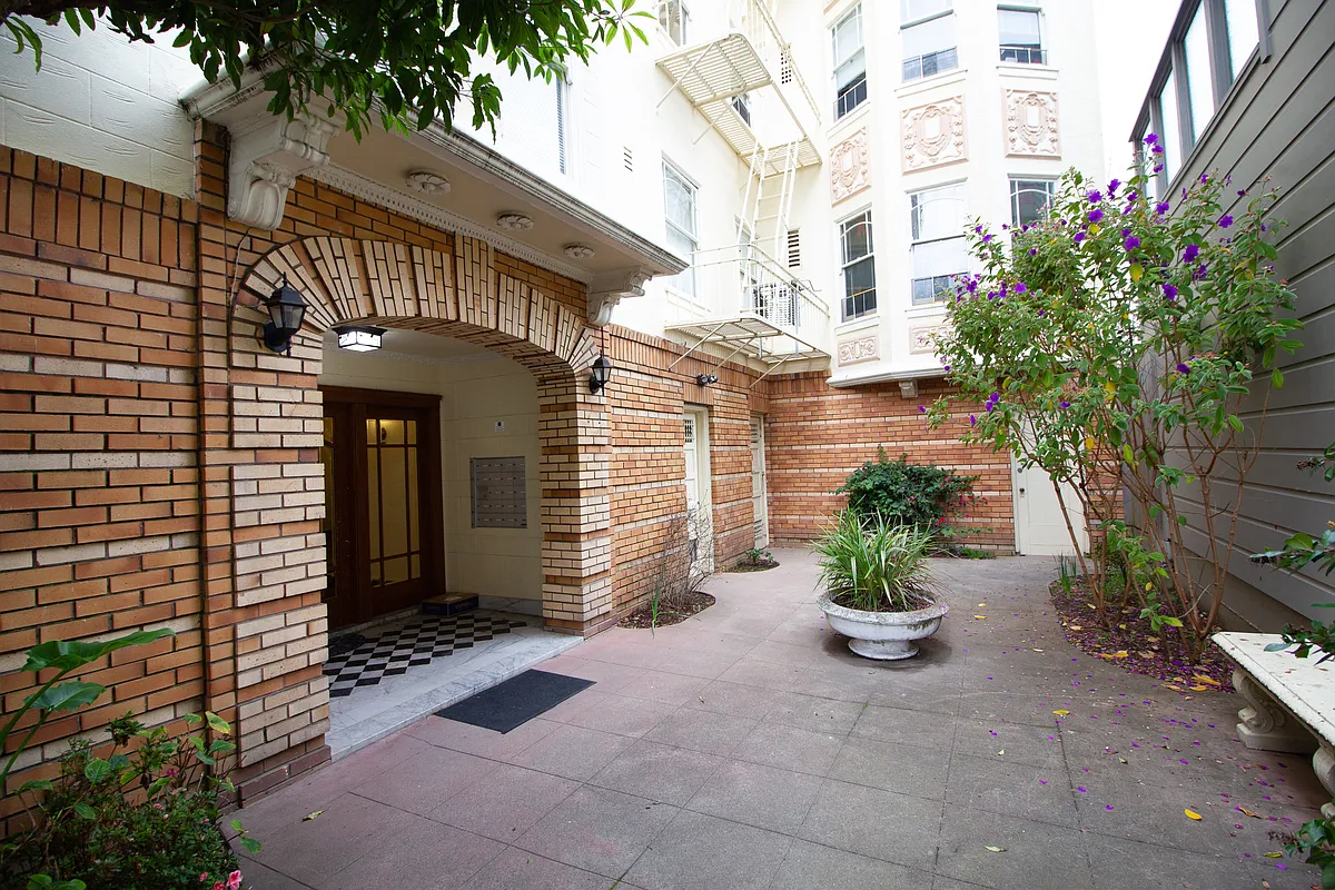 Main entrance door of the apartment building at 140 20th Ave, San Francisco, CA 94121, USA - 140 20th Avenue