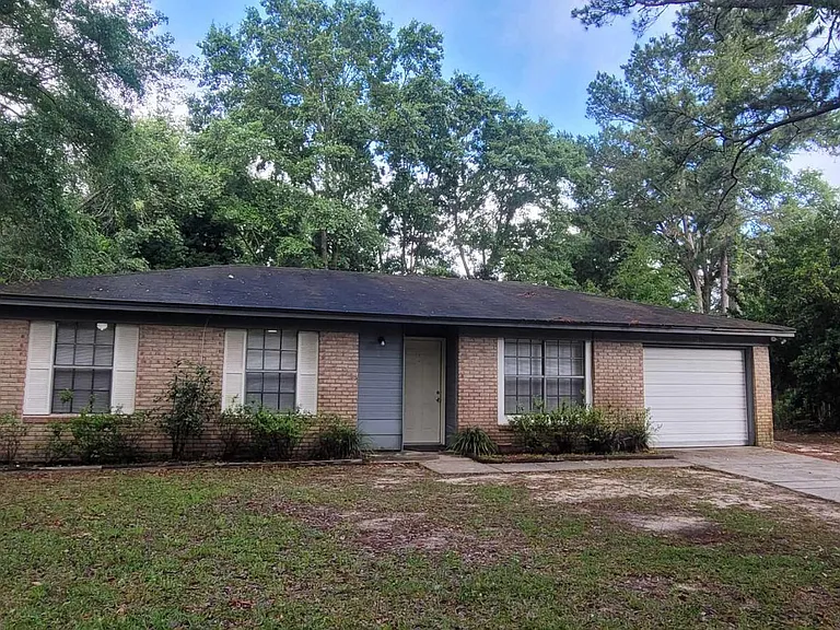 8812 Pembroke Ct N — Photo 1