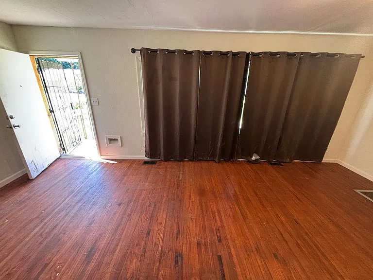 245 E Young Pl — Photo 29