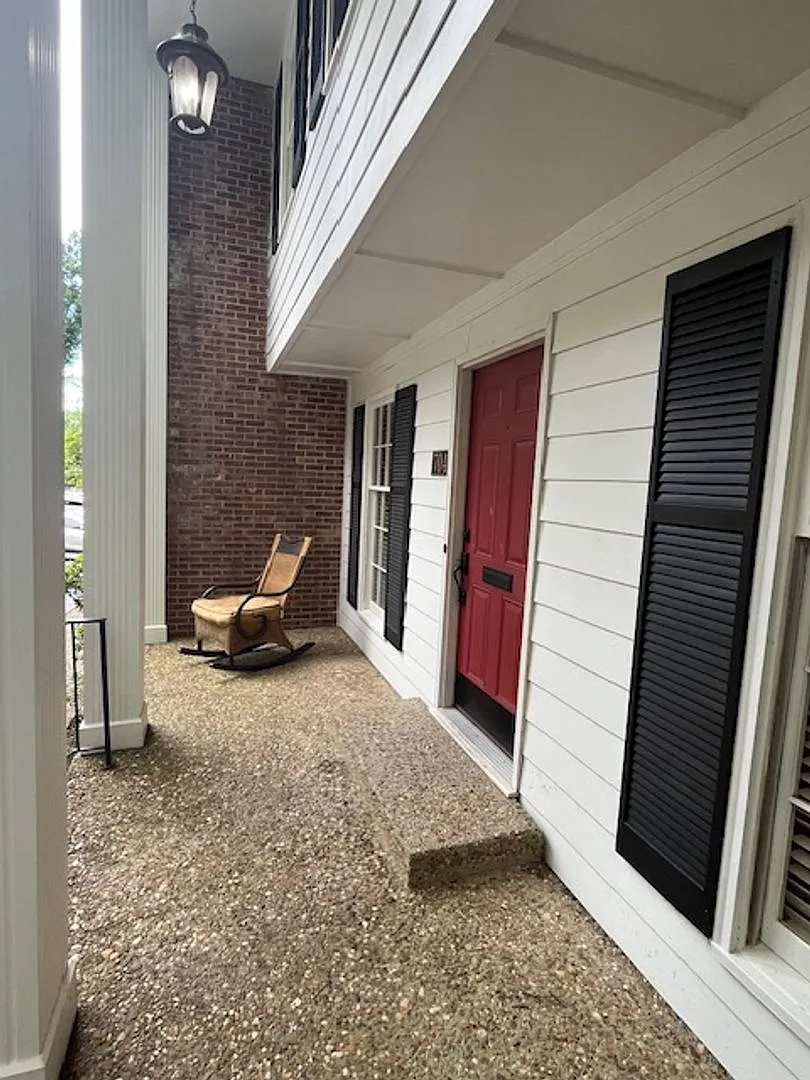 Elegant Colonial Style 2 Bedroom 2 and a half Bathroom Townhome in Little Rock — Photo 4
