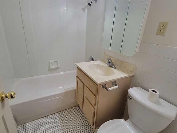 4th image of 122 Spring St APT 303