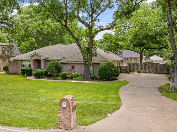 8912 Green Leaves Dr, Granbury, TX 76049