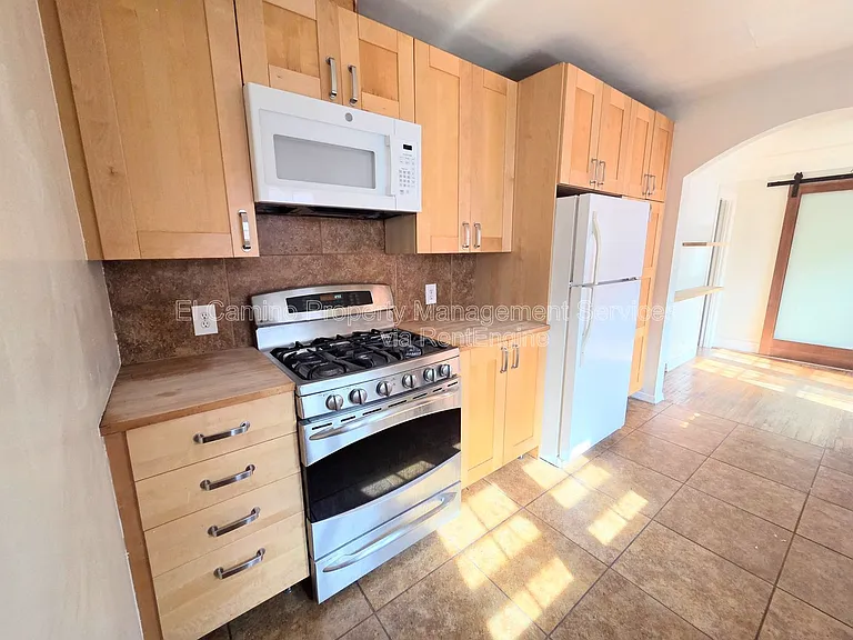 2068 San Francisco Ave — Photo 11