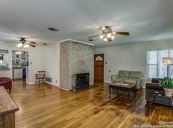 3rd image of 127 Oakleaf Dr