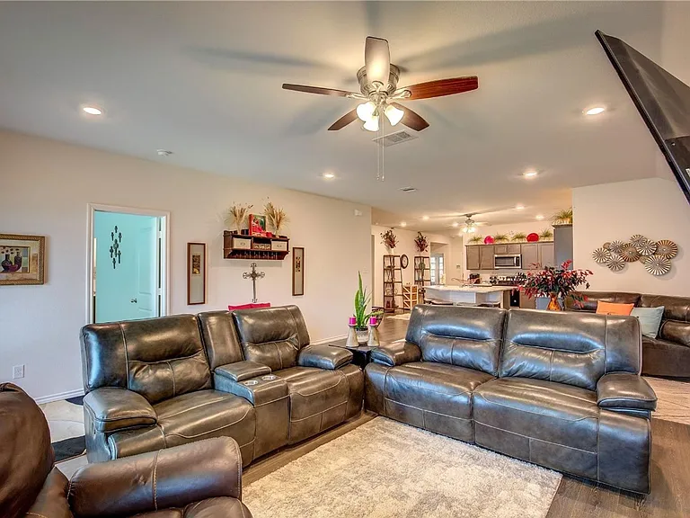 1004 Basswood Ln — Photo 20