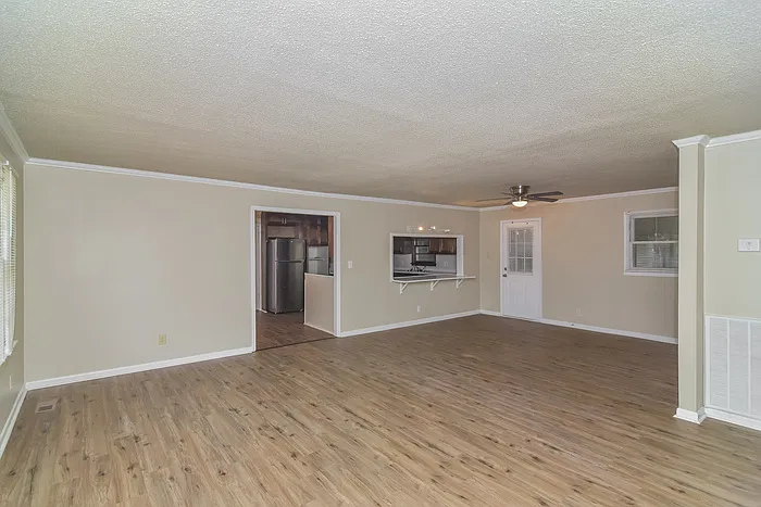 3 bed, 1.5 bath, 2133 sqft, $1,695 — Photo 2
