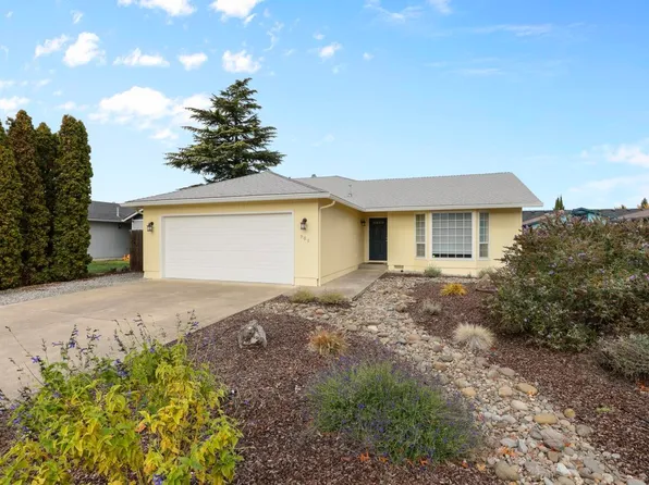 908 Blossom Ct, Medford, OR 97501
