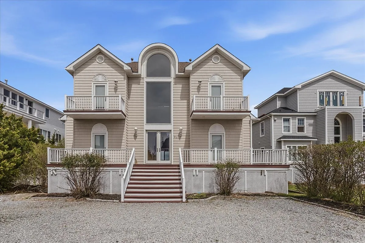 Bayfront Post-Modern Gem on Dune Road — Photo 2