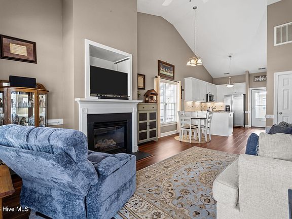 4th image of 4606 A Rochester Court NW